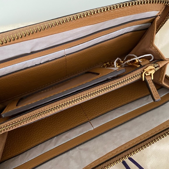 Tory Burch Britten Wallet - Picture 5 of 10